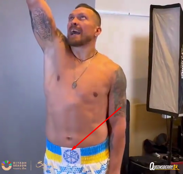 Скріншот відео, де Усик демонструє, в яких шортах битиметься