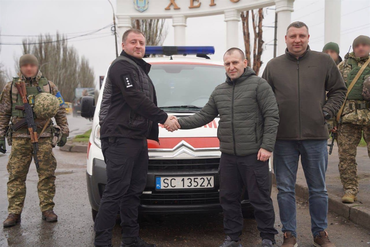 Роман Мрочко передає авто швидкої військовим