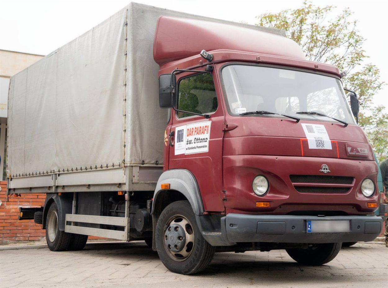 Вантажівка, яка поїхала до оборонців південного напрямку