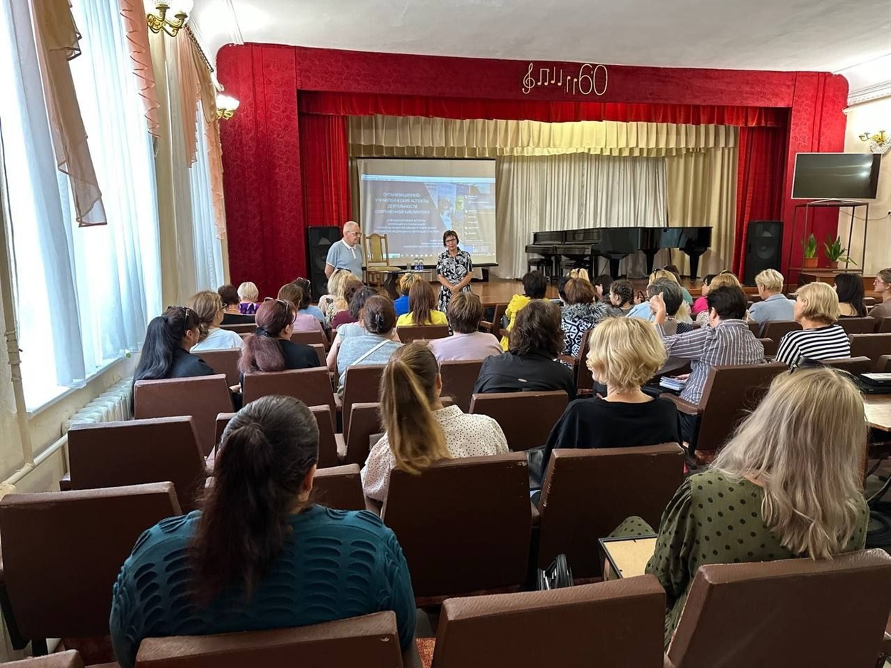 Лариса Косенко у вересні 2023 виступає в генічеському закладі в якості окупаційної заступниці міністра