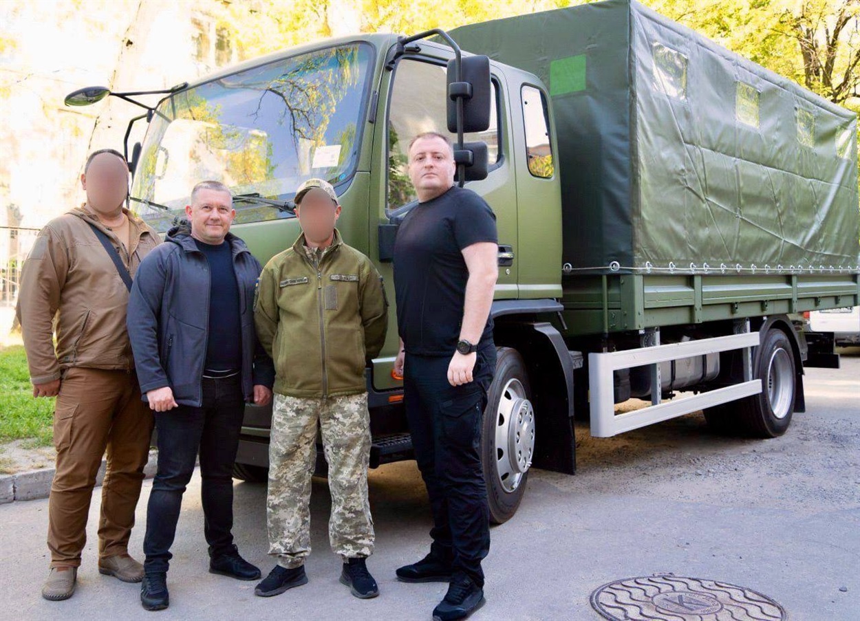 Роман Мрочко (праворуч) разом із військовими під час передачі вантажівки