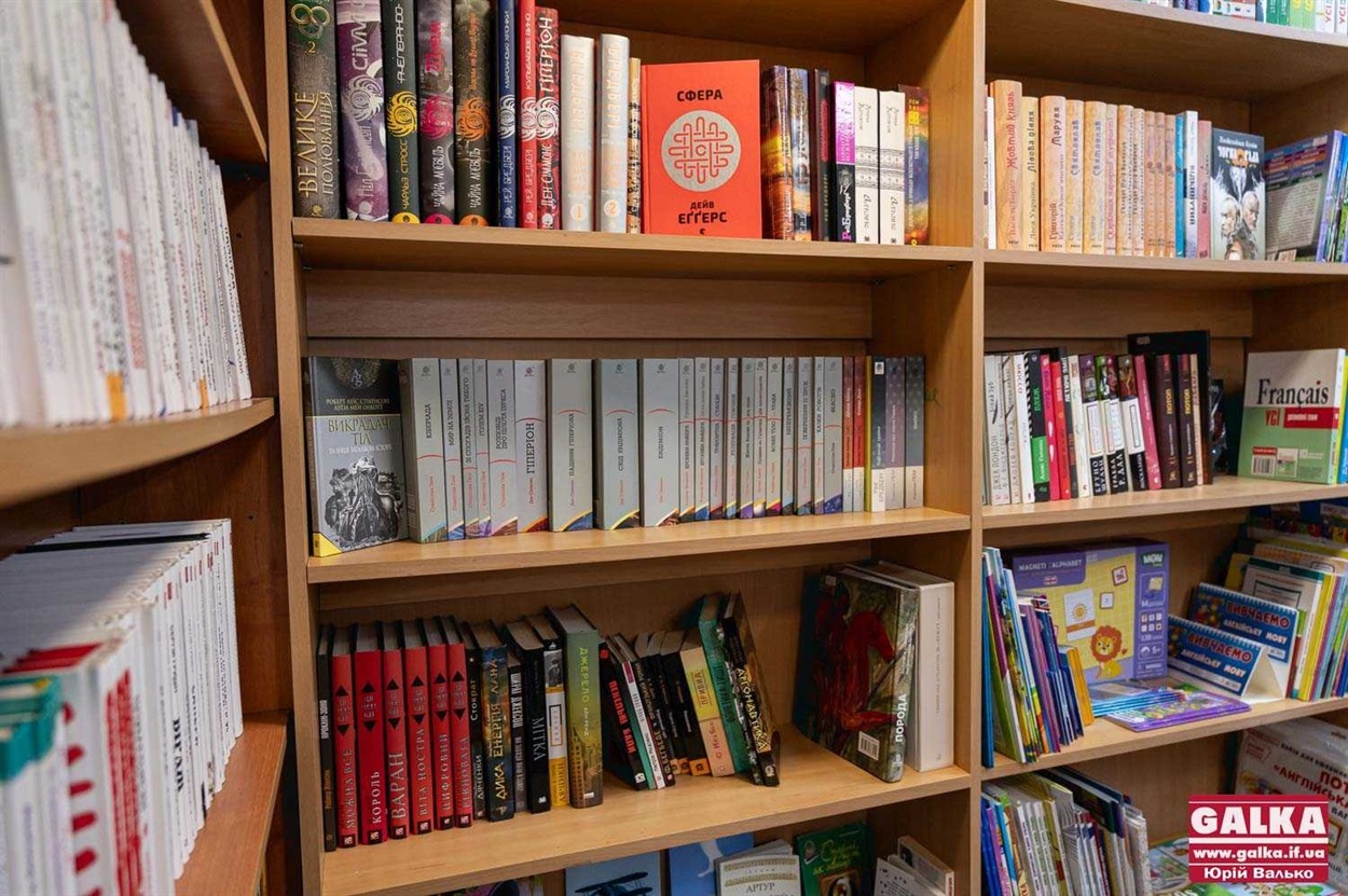Книжкові полиці книгарні