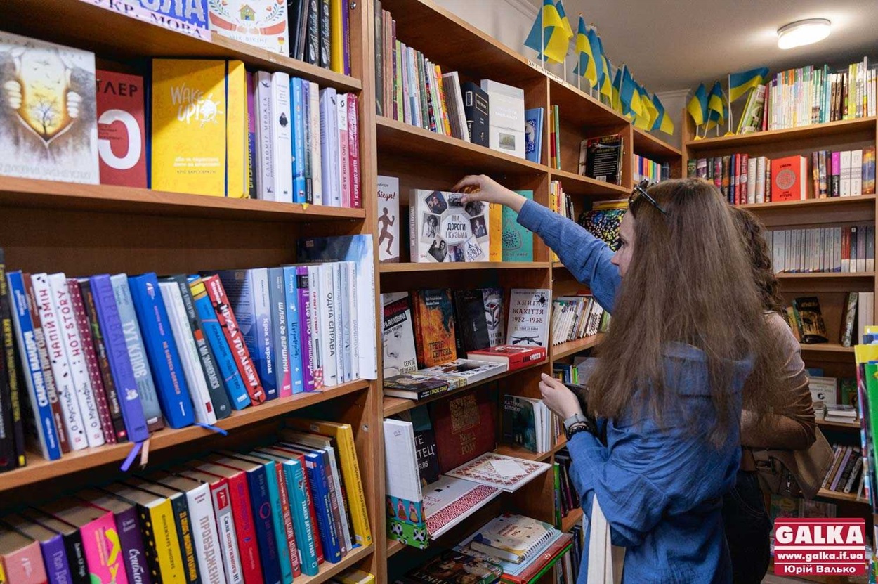 Книжкові полиці книгарні