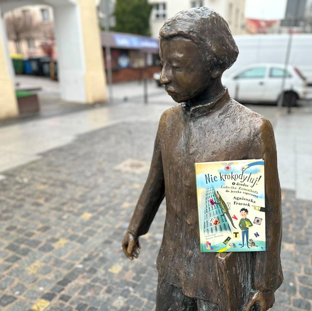 Пам'ятник молодому Заменгофу з книжкою про нього, лютий 2024 року