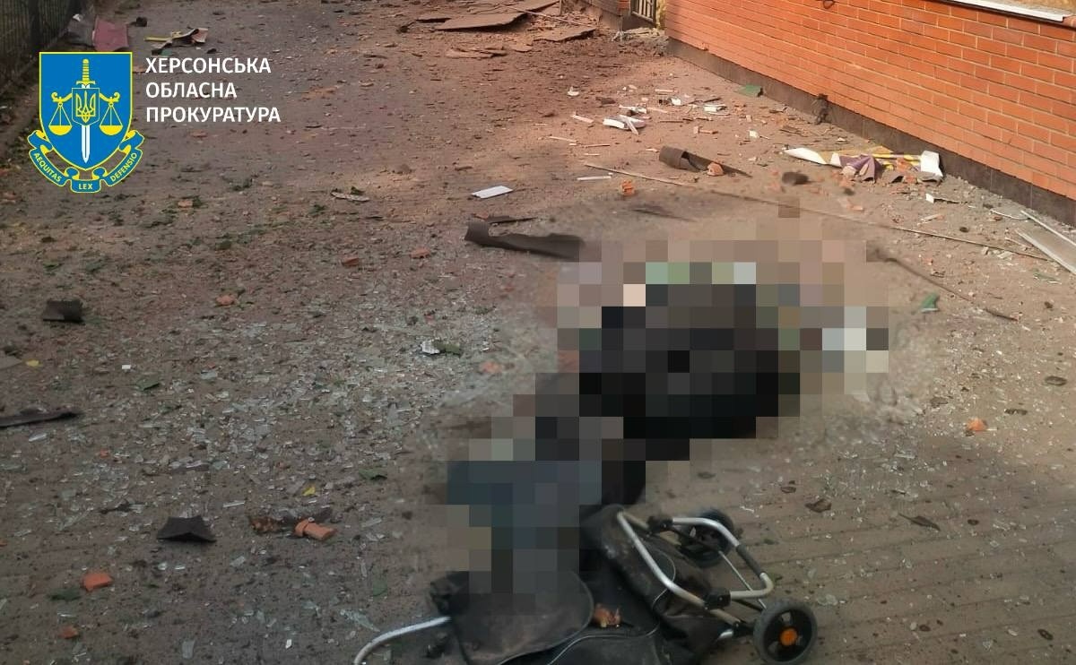 Росіяни вдарили по середмістю Херсона