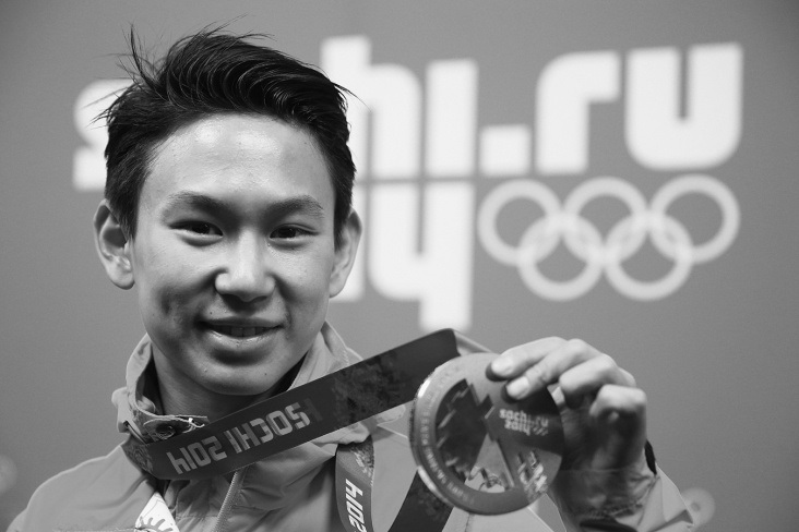 Денис Тен під час нагородження на Олімпійських іграх 2014 року