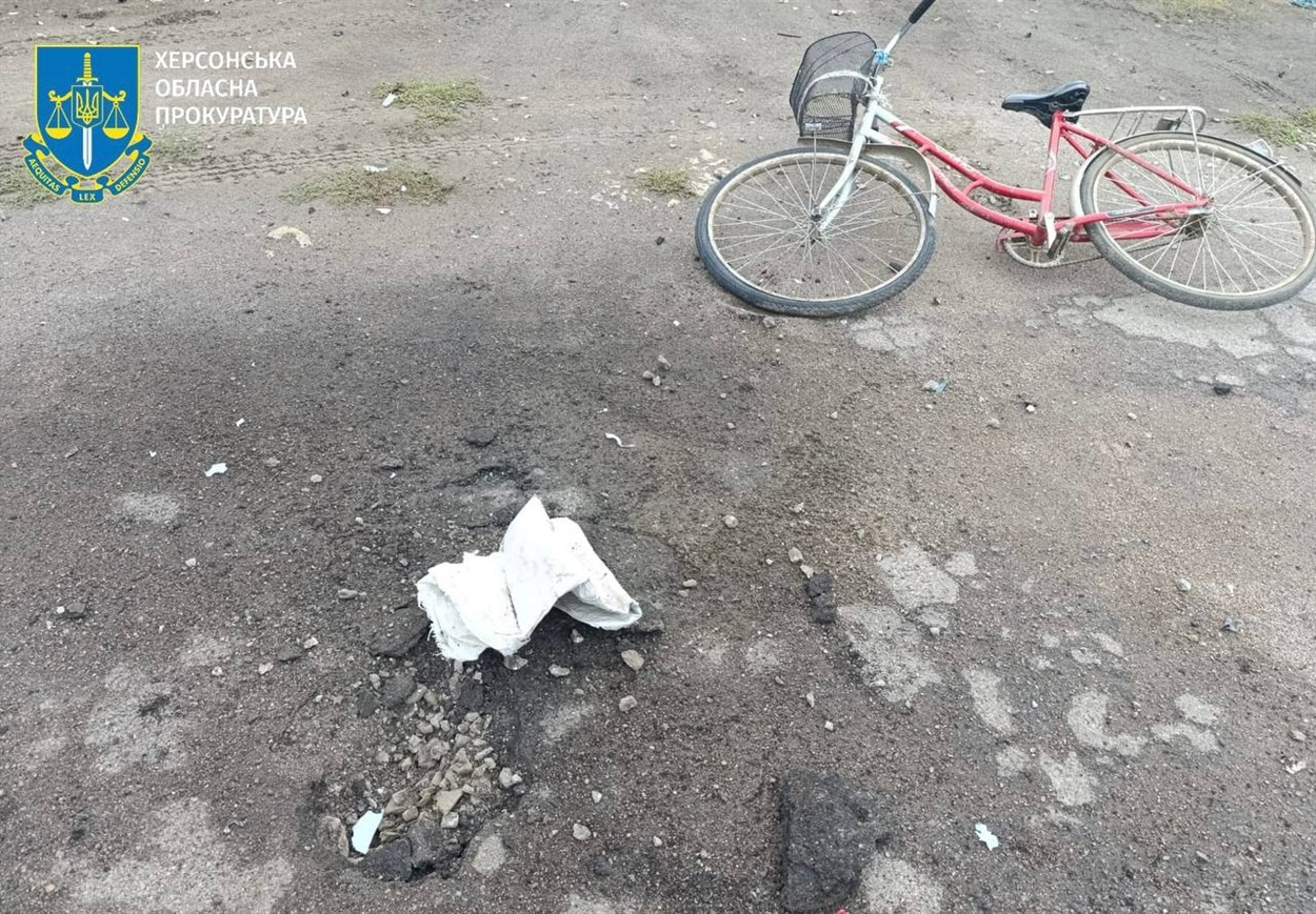 На Херсонщині окупанти атакували дроном чоловіка на велосипеді 