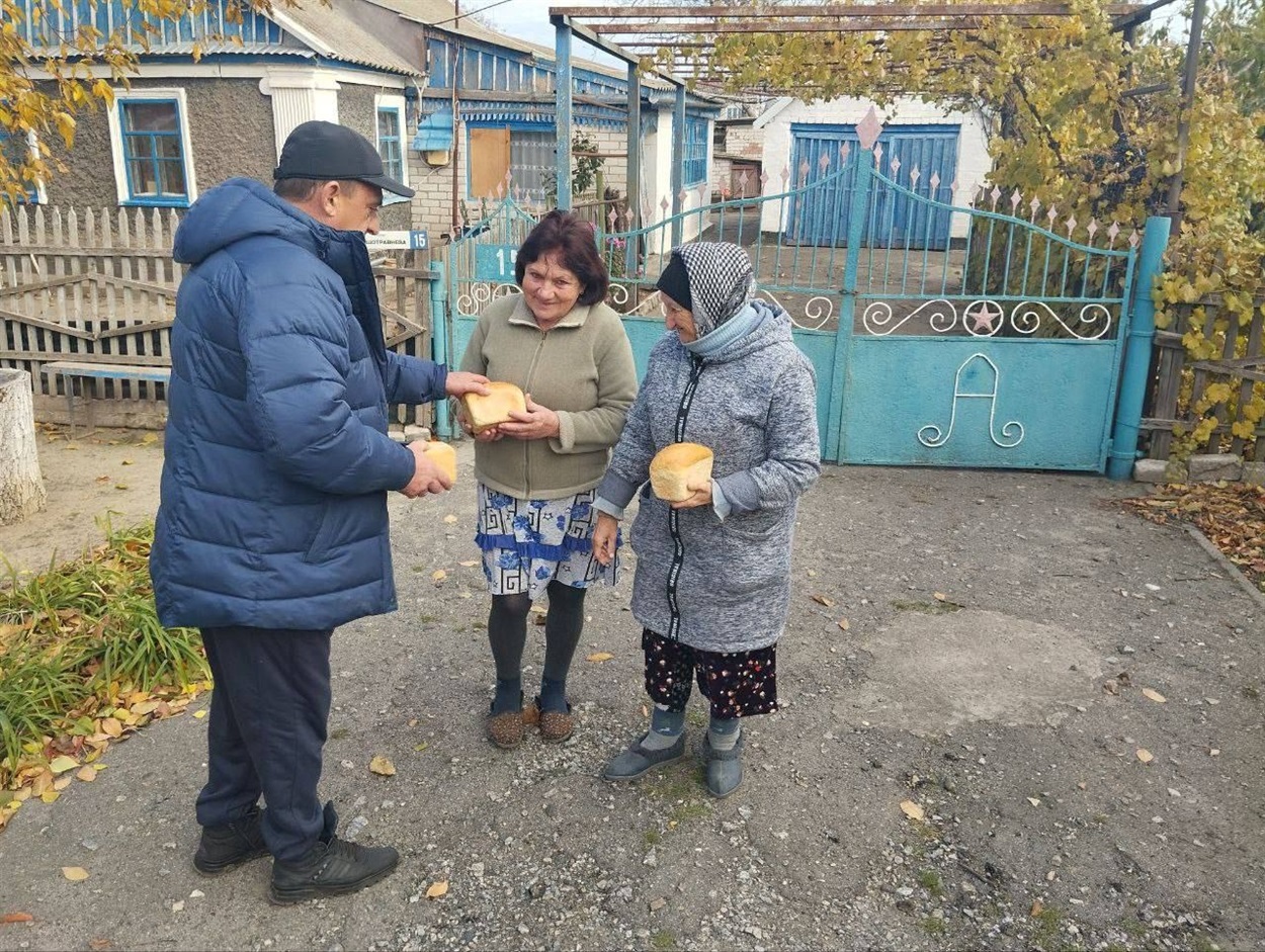 Роздача хліба росіянами в окупованих громадах Каховського району