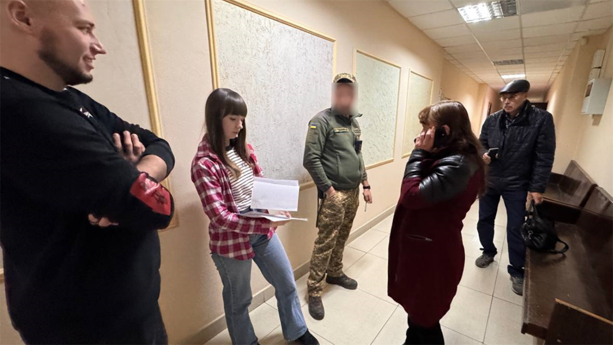 Оголь дзвонить матері після оголошення виправдувального вироку. 