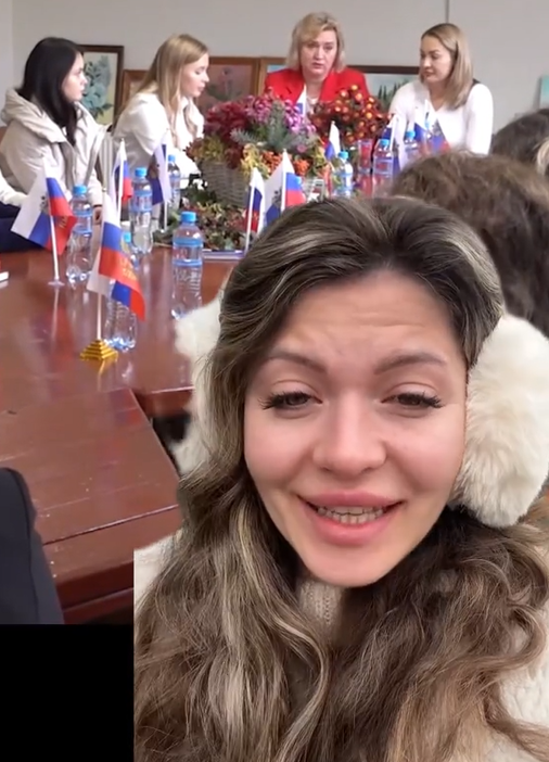 Херсонка розповідає про викрадені картини на фоні відео росіян