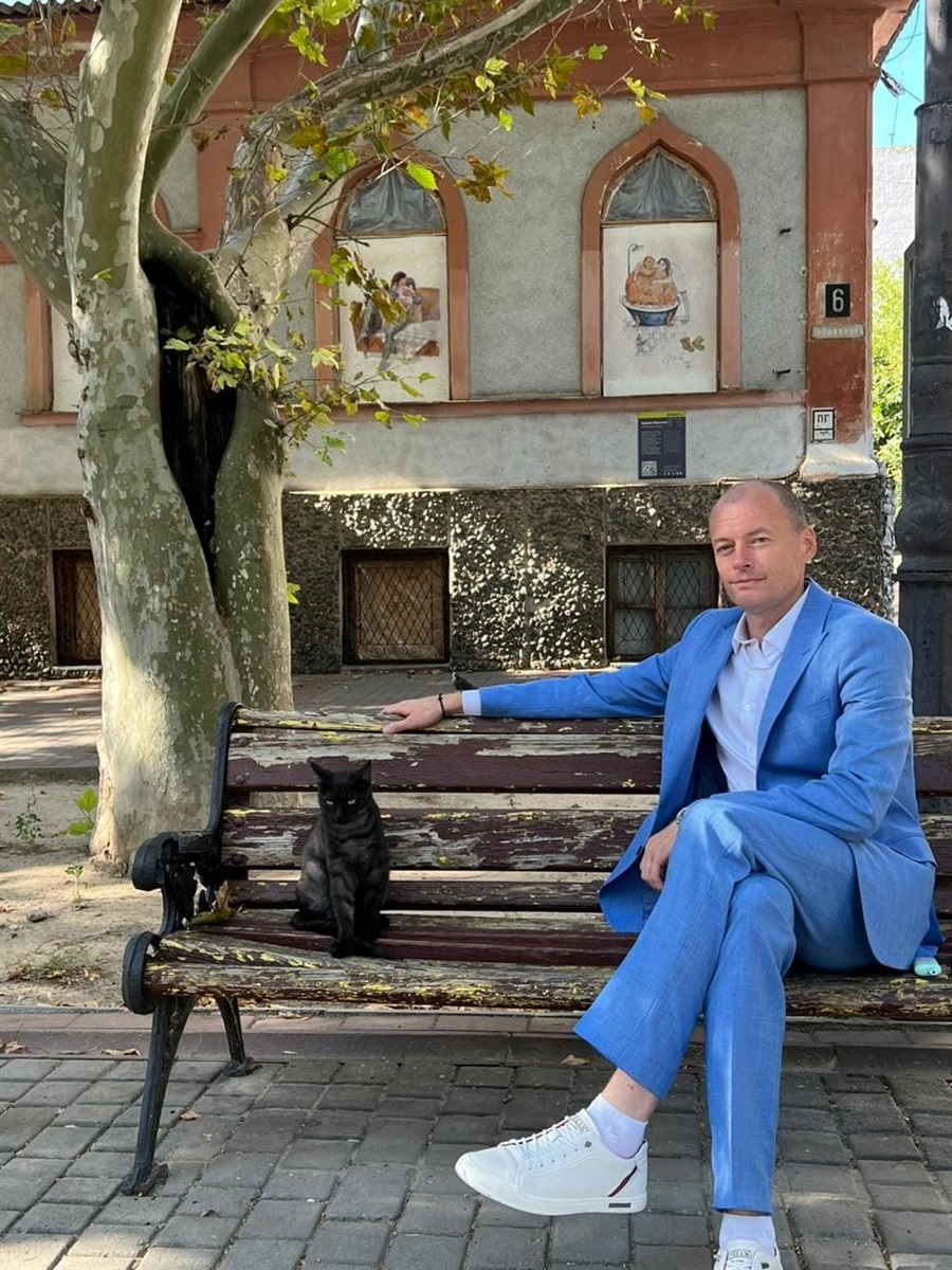 Антон Єфанов з волонтером у Херсоні