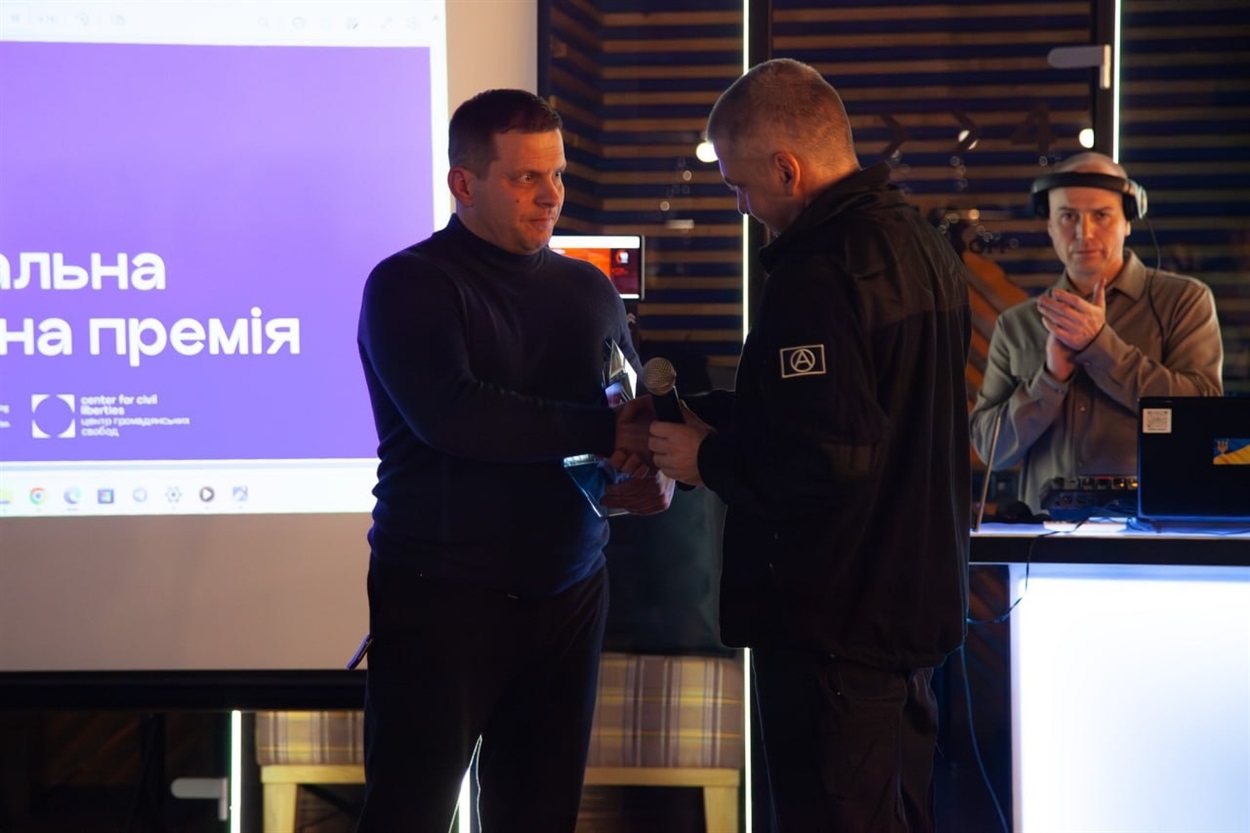 Олександр Данилов отримує премію з рук Максима Буткевича