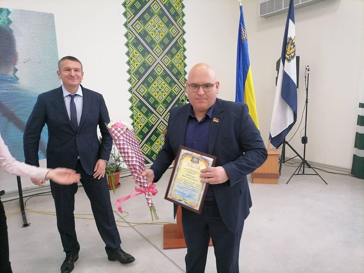 Геннадій Лагута (ліворуч) нагородив грамотою або поякою Юрія Попутька