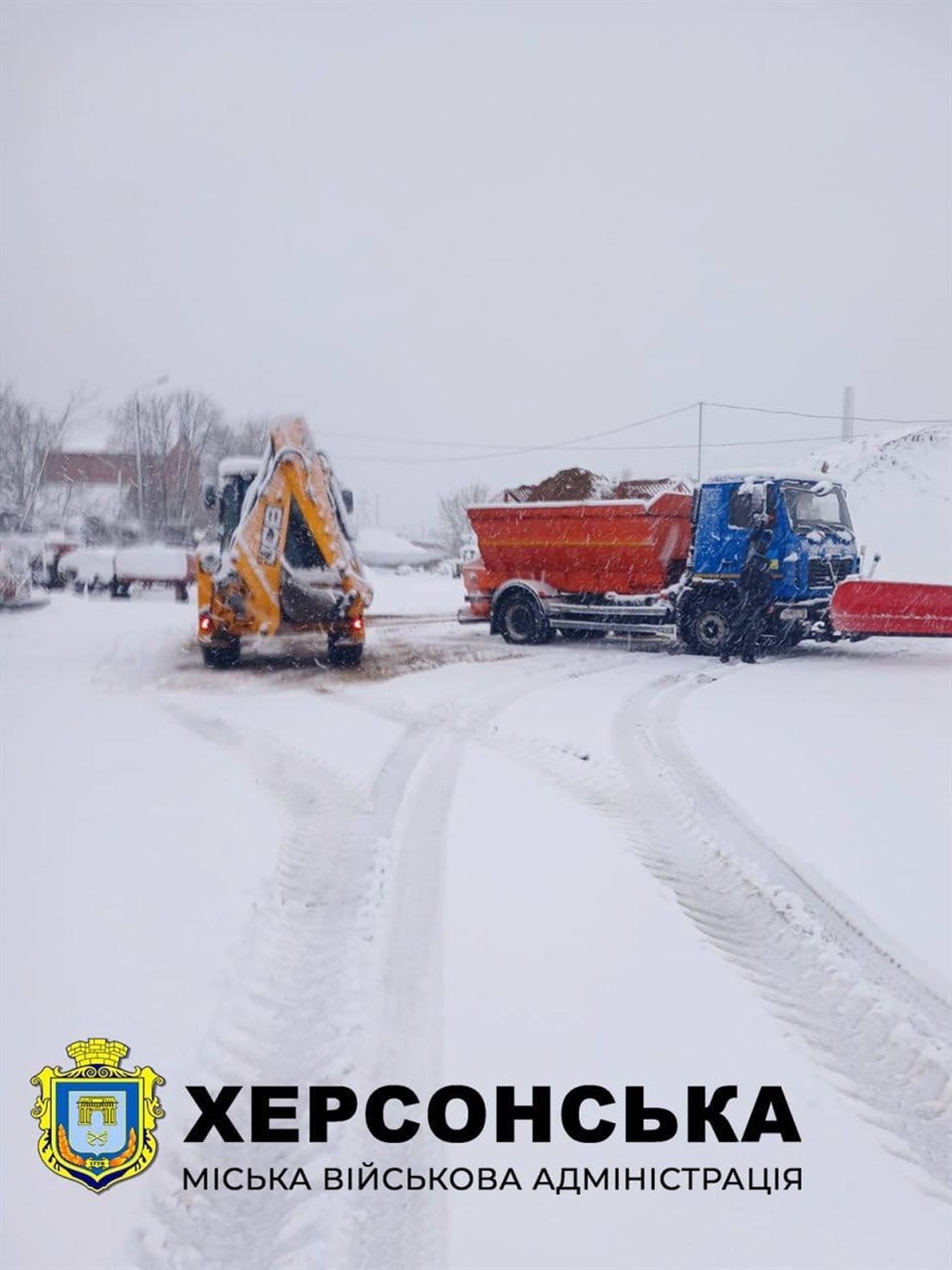 Херсонські комунальники розчищають сніг у квітні 2025 року