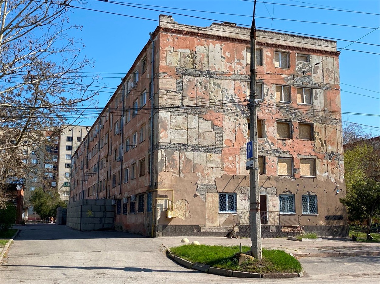 Будинок після російських обстрілів у Херсоні, квітень 2025 року