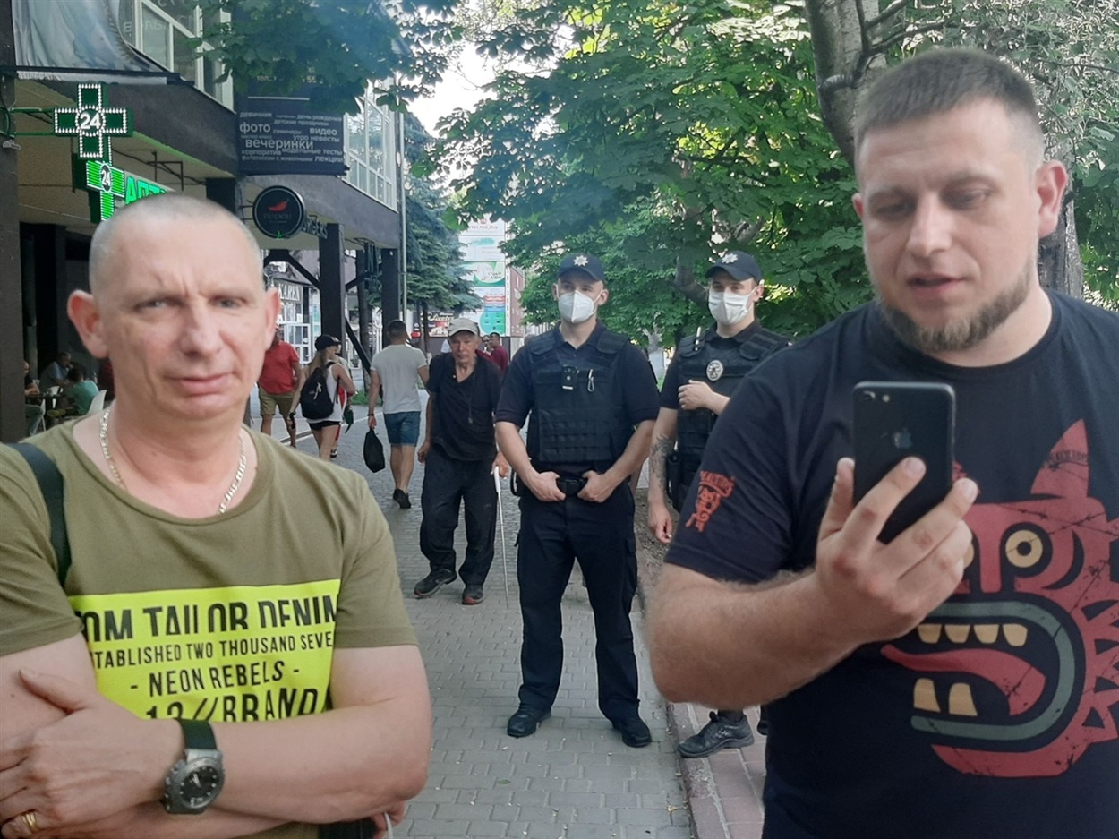 Горловський з Кулешовим біля «Твін Пікс» після нападу Стремоусова на журналіста у 2020 році
