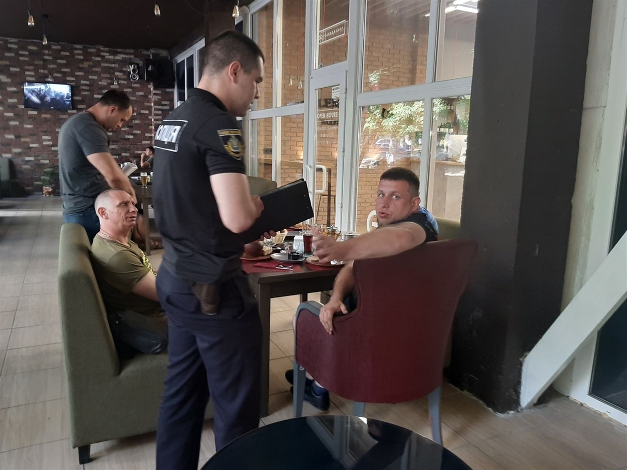 Горловський з Кулешовим біля «Твін Пікс» після нападу Стремоусова на журналіста у 2020 році