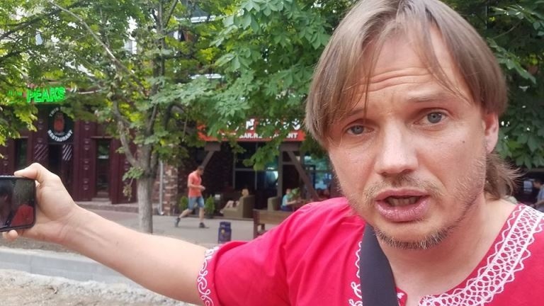 Стремоусов на фоні «Твін Пікс» після нападу на журналіста у 2020 році