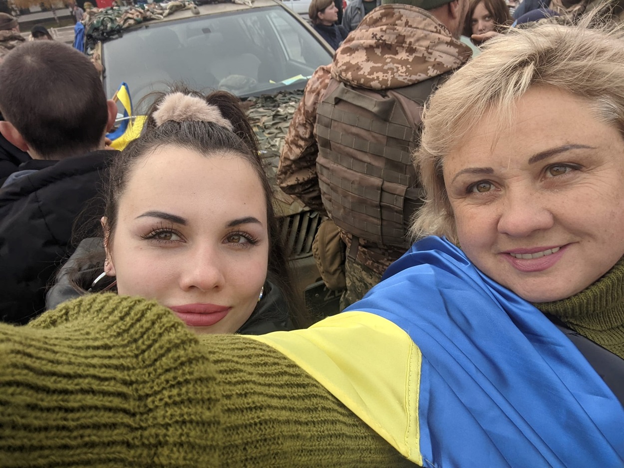 Ольга Цілинко з донькою 12 листопада 2022 року після деокупації Херсона