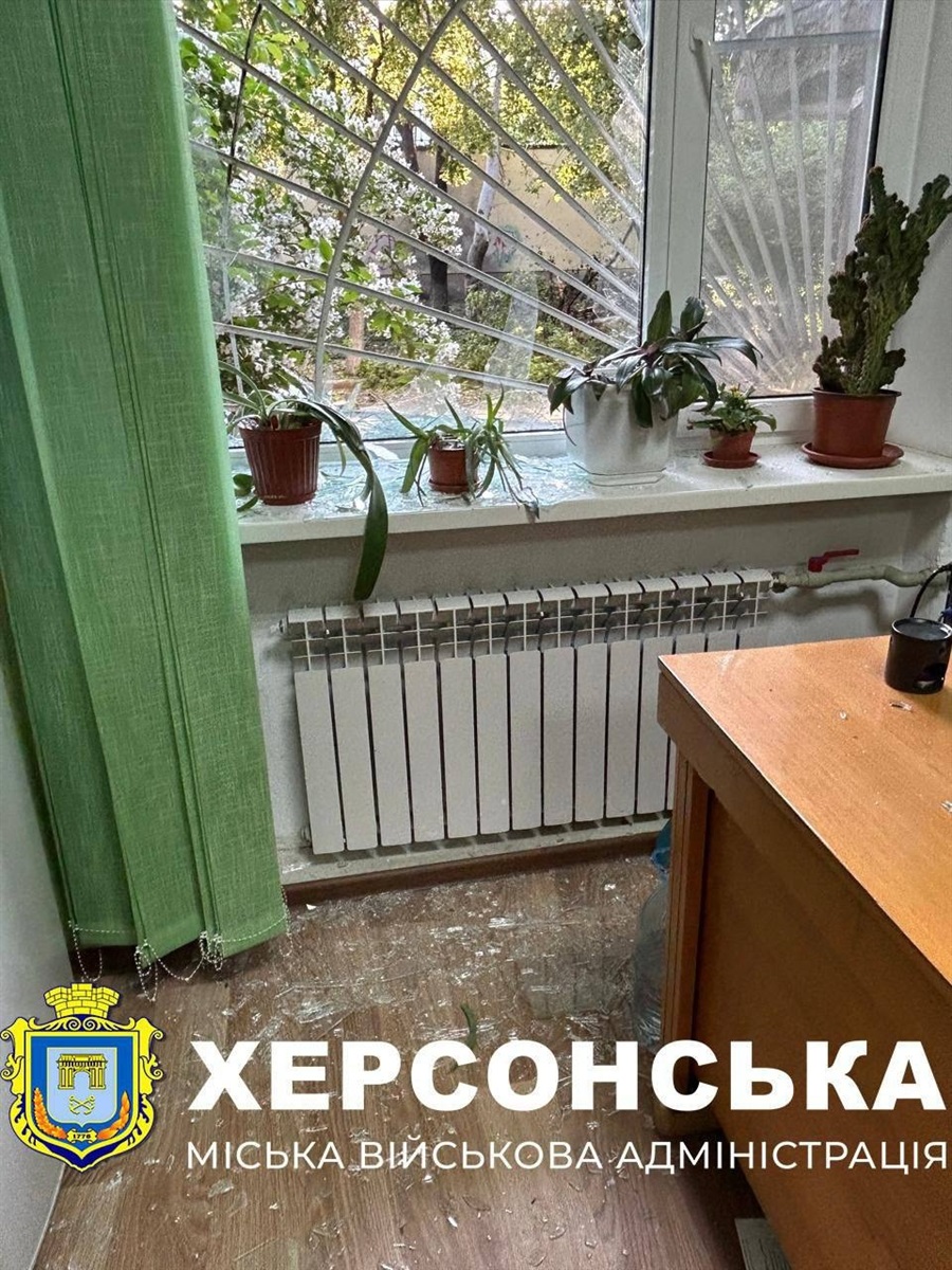 Один із відділів Херсонської міської ради після обстрілу 5 червня 2025 року