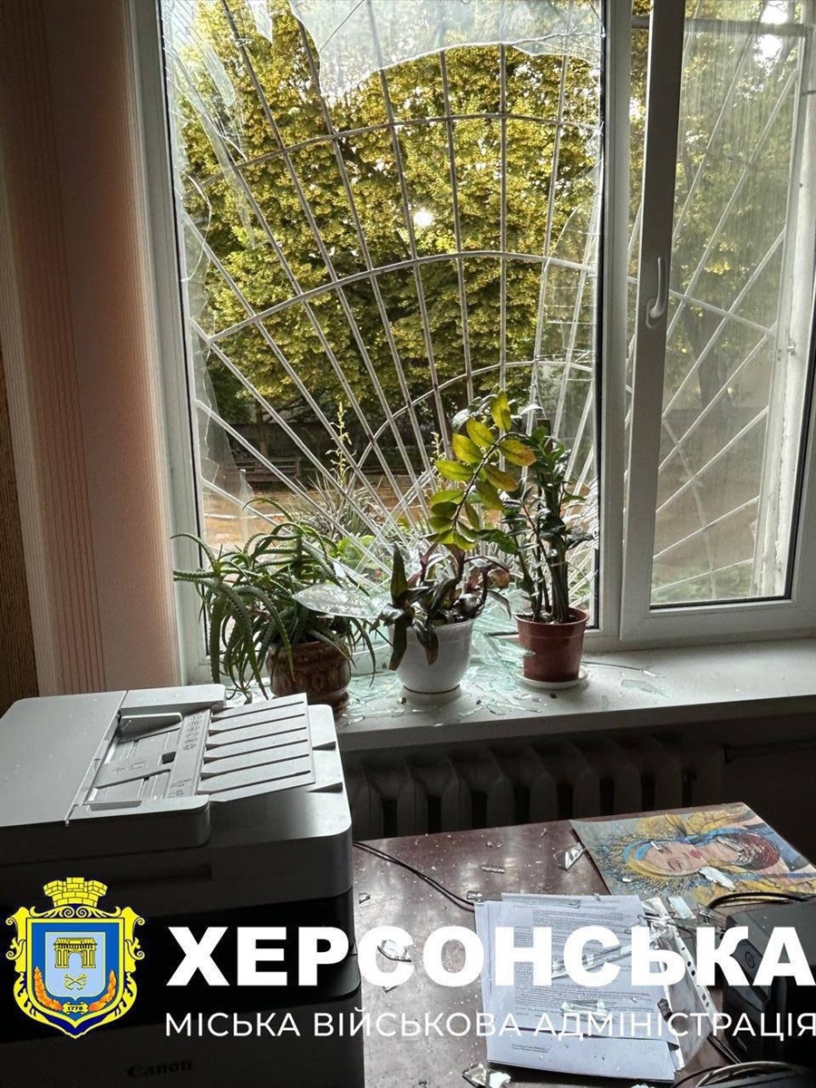 Один із відділів Херсонської міської ради після обстрілу 5 червня 2025 року