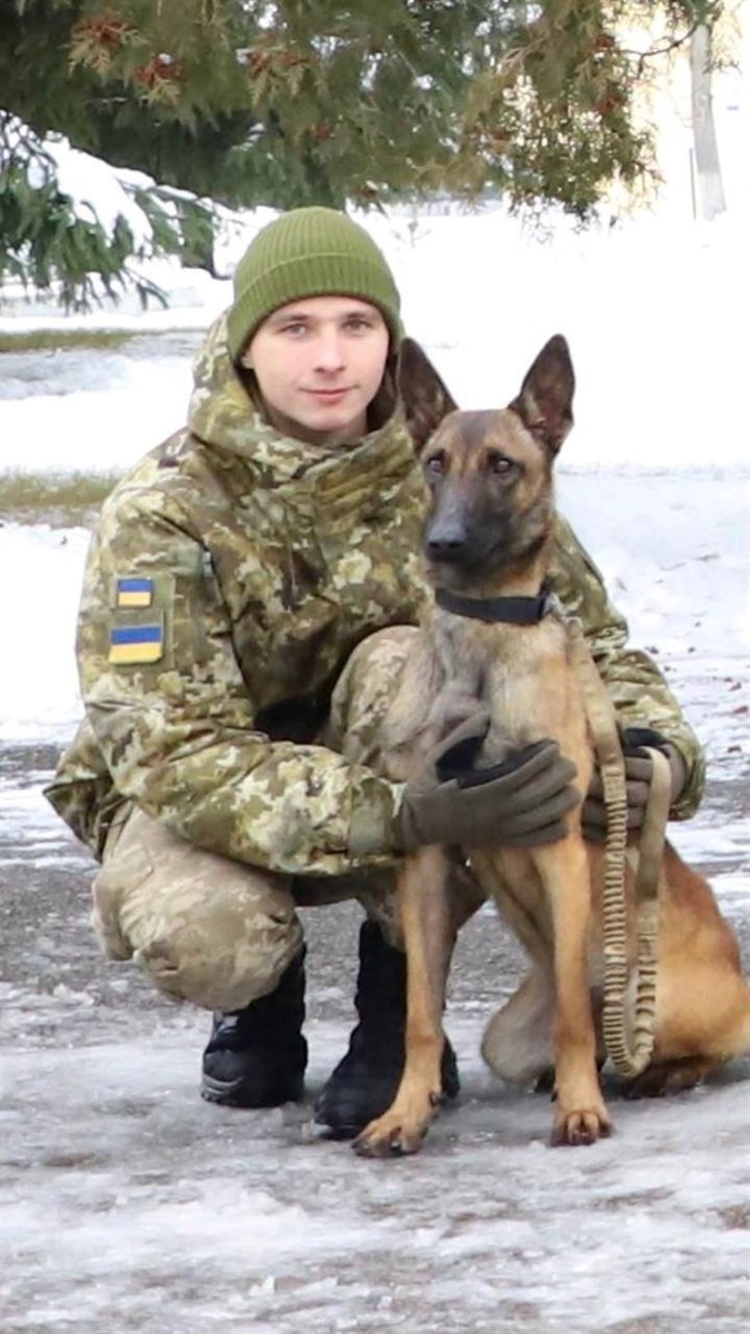 Денис і Джилі на службі