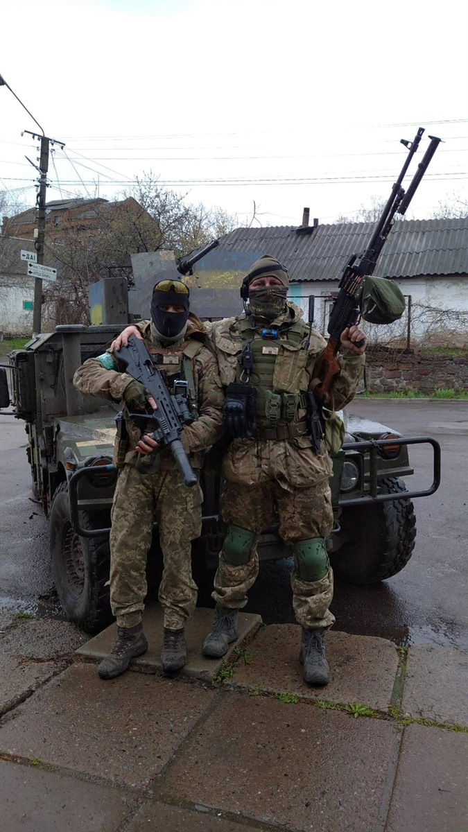 Михайло Максіян із побратимом