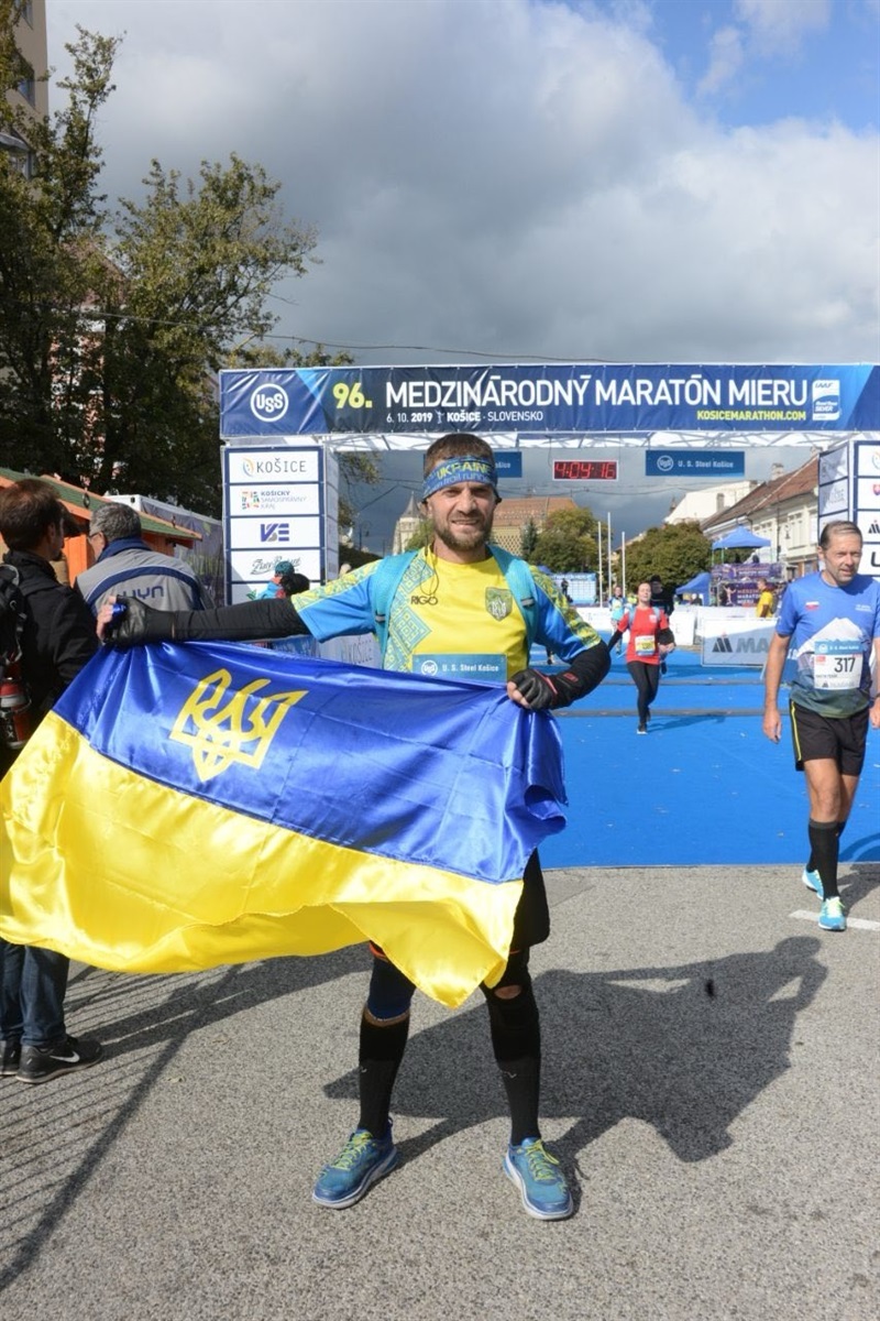Михайло з прапором
