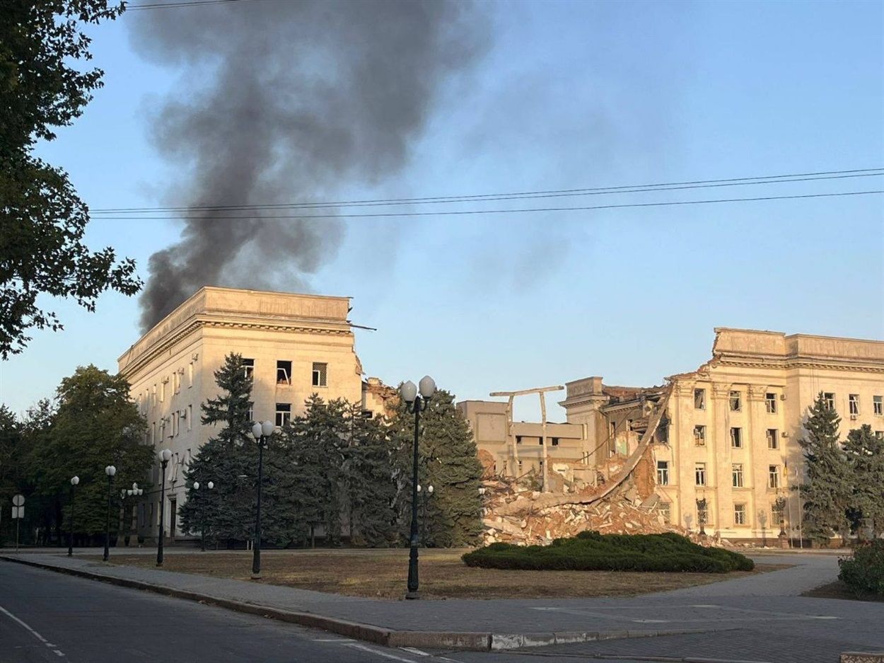 Будівля Херсонської облради 30 серпня
