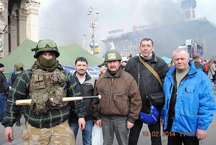 Володимир Миколаєнко — посередині — в Києві 19.02.2014.