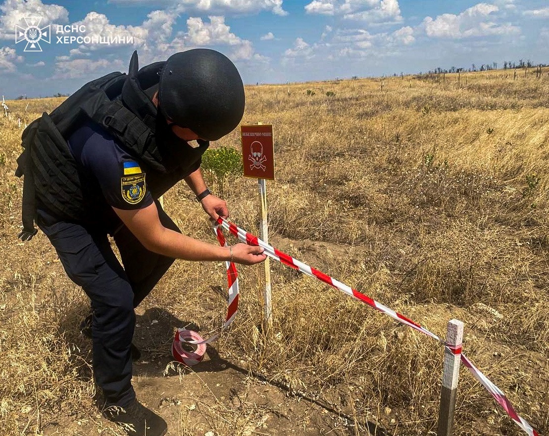 Херсонські рятувальники перевіряють території на наявність вибухонебезпечних предметів