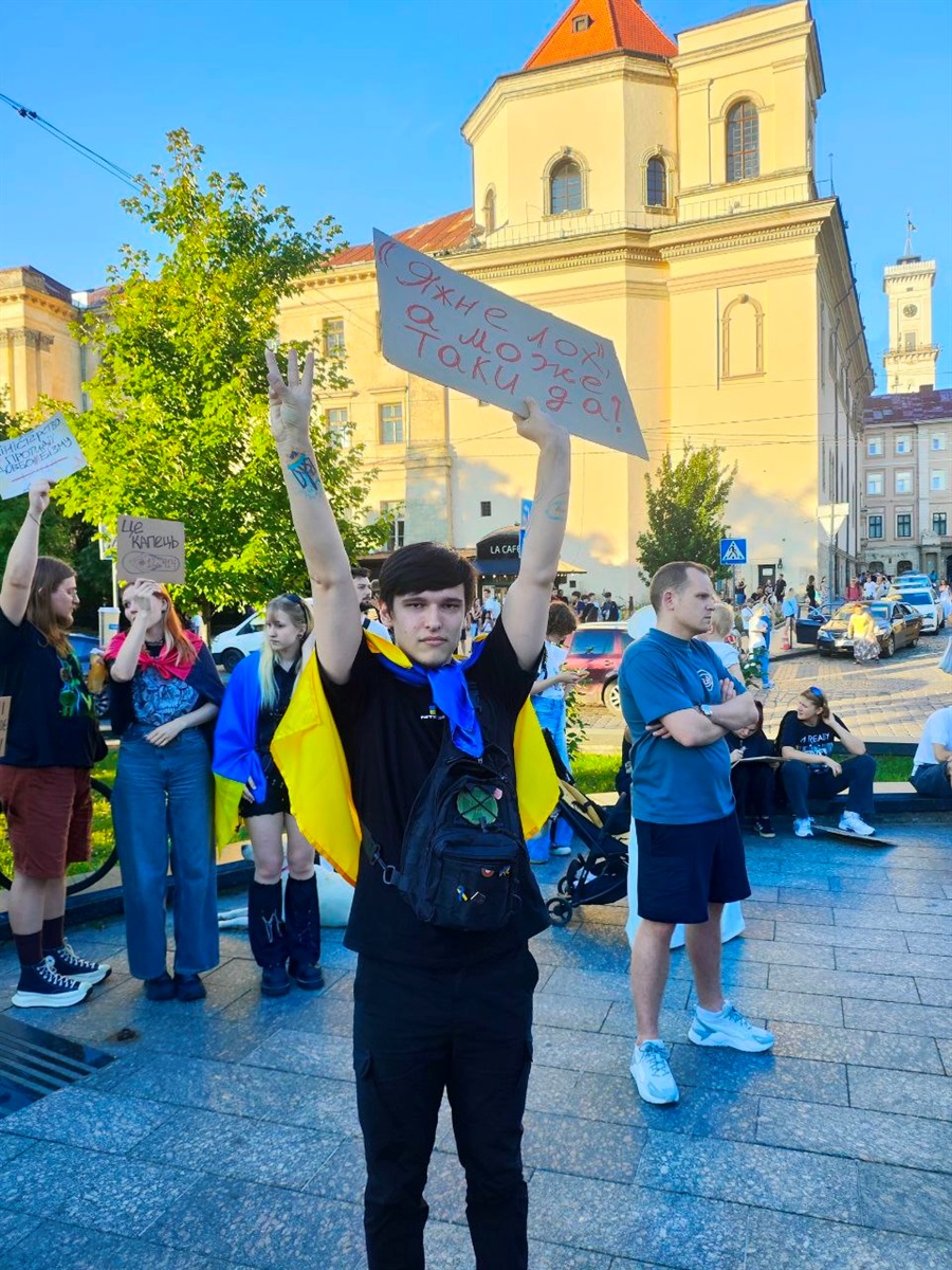 Олексій на мітингу на підтримку НАБУ і САП