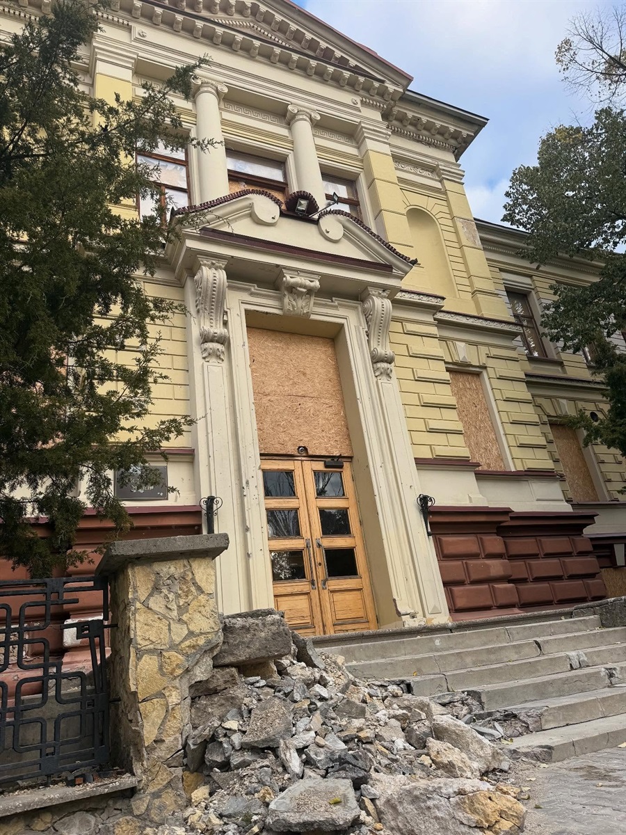 Будівля Херсонського обласного краєзнавчого музею після обстрілу у жовтні 2025 