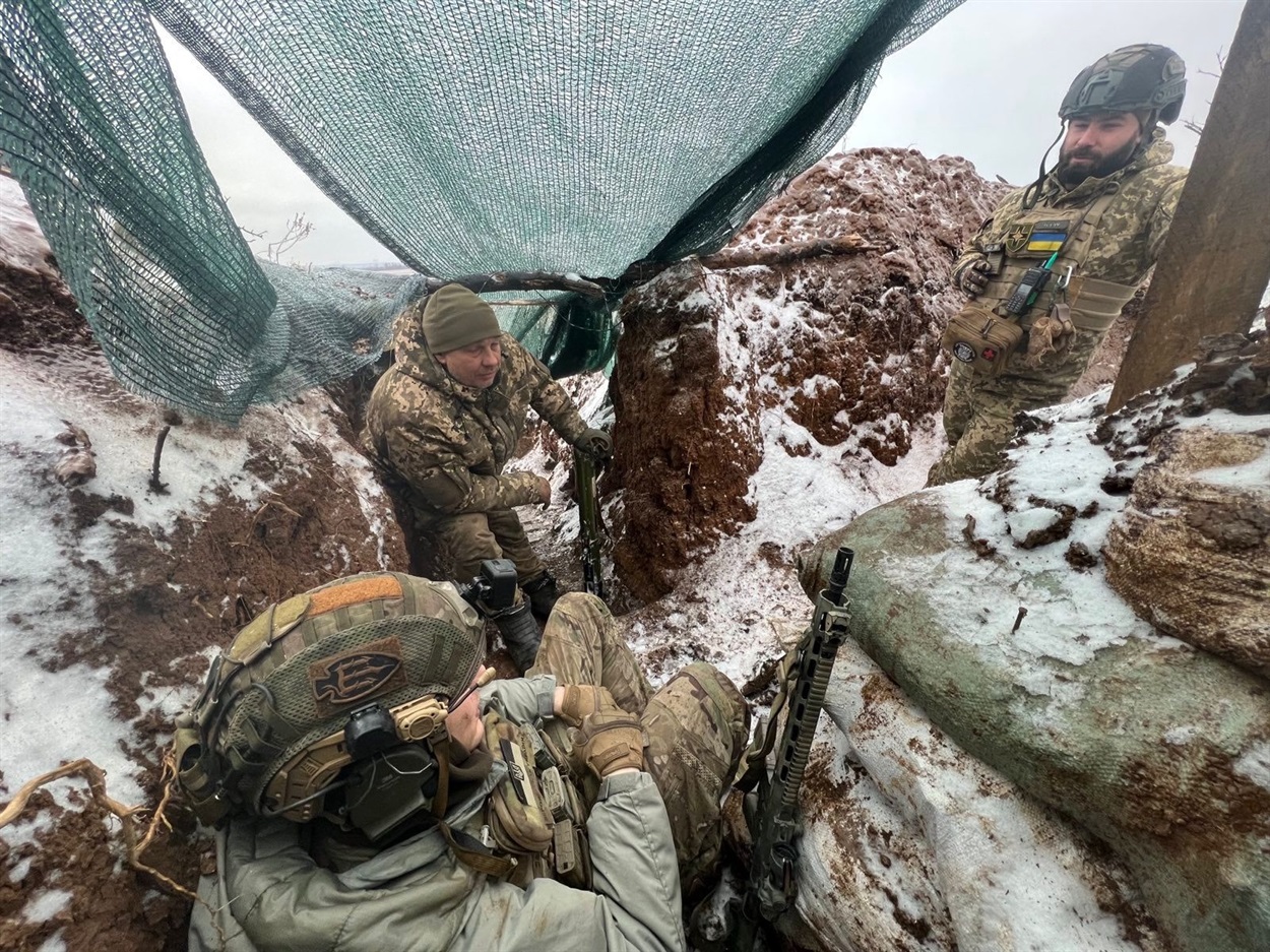 Євген із побратимами