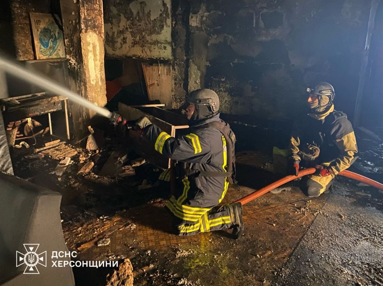ДСНС бореться з вогнем після російського обстрілу херсонського планетарію