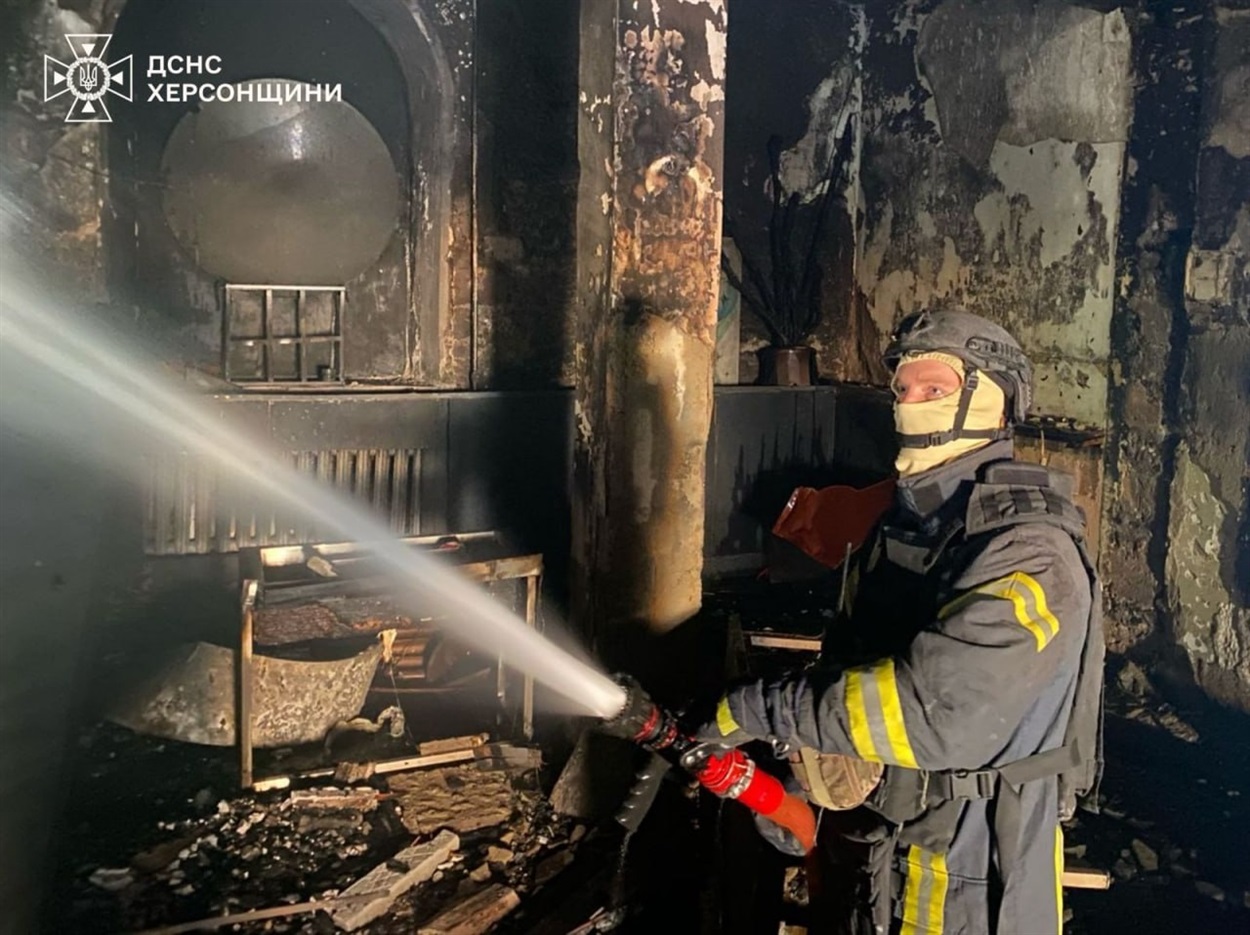 ДСНС бореться з вогнем після російського обстрілу херсонського планетарію