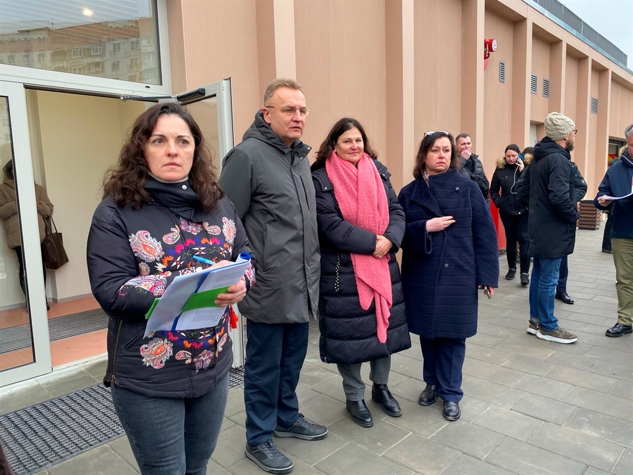 Катаріна Матернова (у рожевому шалику) та Андрій Садовий на відкритті соціального житла