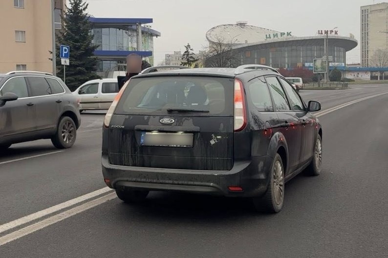 Авто, водій якого, за версією ветерана, здійснив на нього наїзд та вдарив під час хвилини мовчання в Харкові, 19 грудня 2025 року