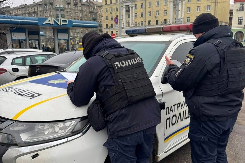 Патрульні приймають заяву на водія за напад на ветерана під час хвилини мовчання в Харкові, 19 грудня 2025 року