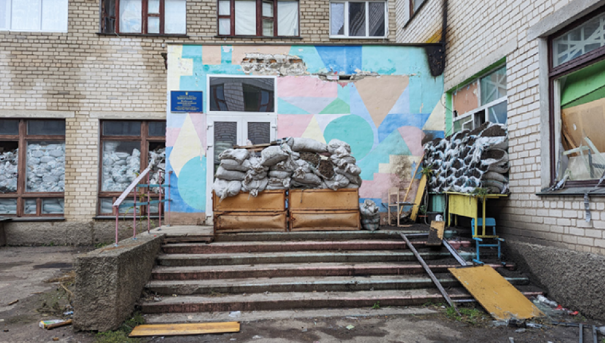 Вхід до школи в Біляївці, де росіяни облаштували катівню / ZMINA.