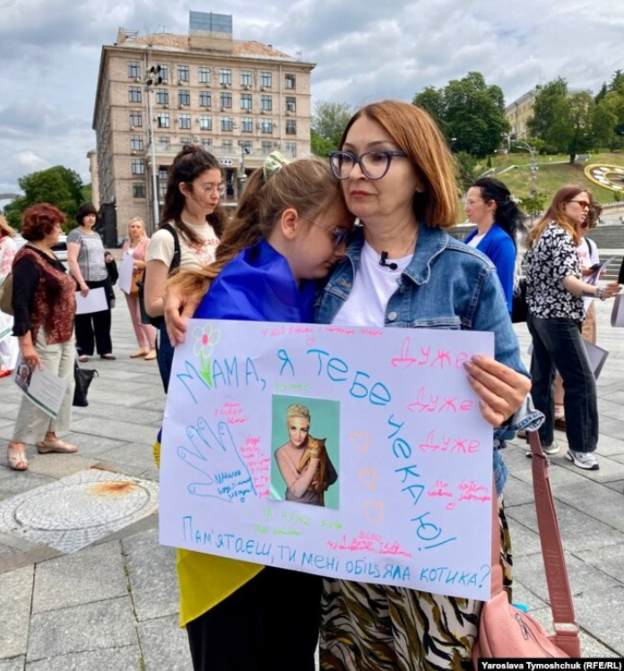 Керівниця ГО «Нумо, сестри», колишня полонена та правозахисниця Людмила Гусейнова з Юлею Власовою під час акції-мітингу у Києві, 19 червня 2025 року 