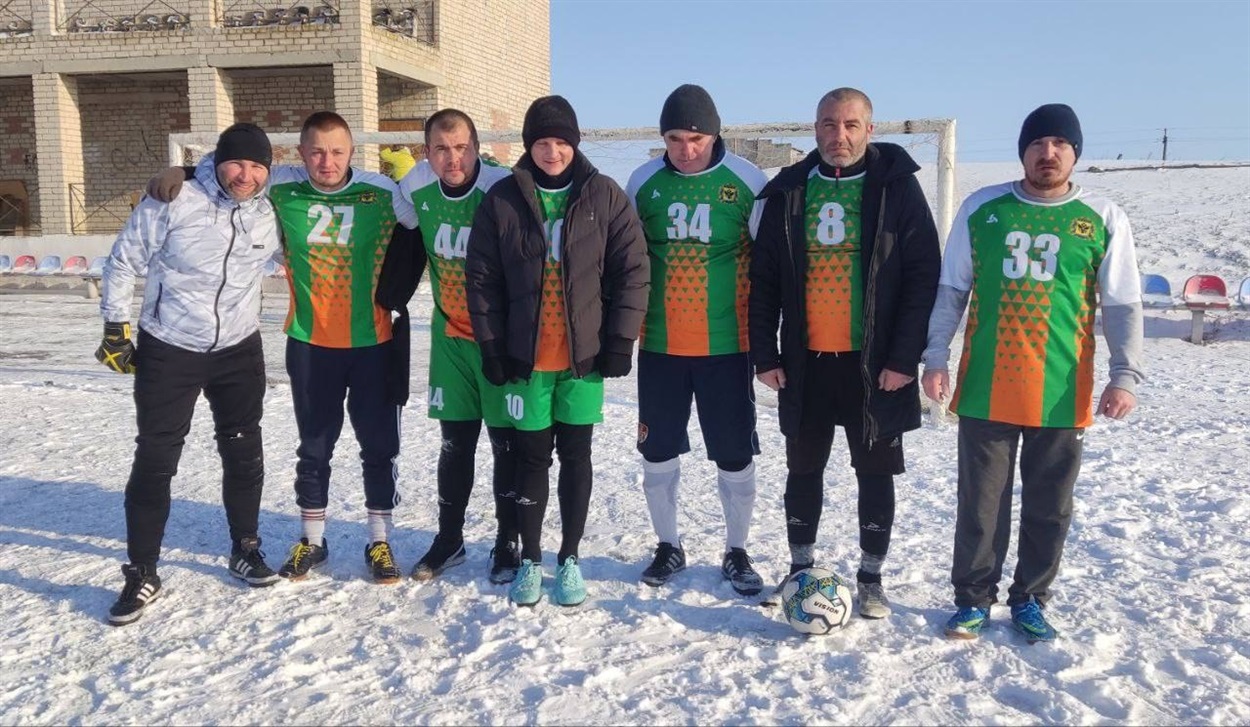 Павло Філіпчук (ліворуч) з командою окупантів