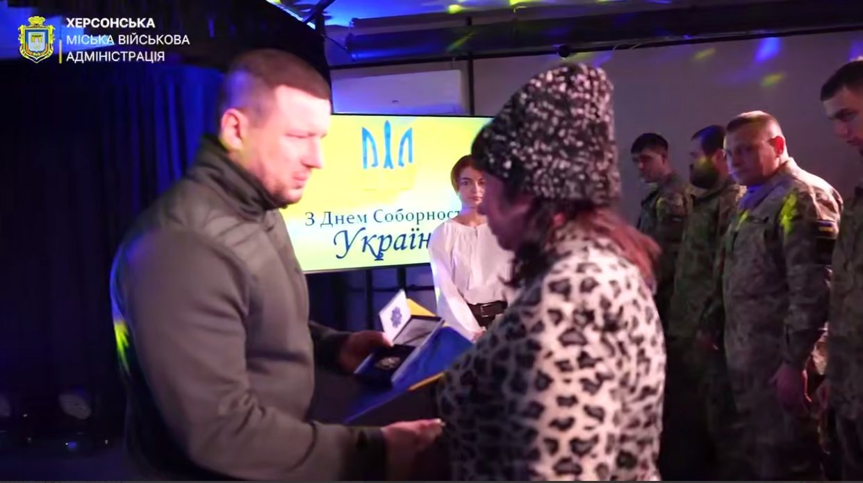 Олександр Прокудін нагороджує Тетяну Єгорову