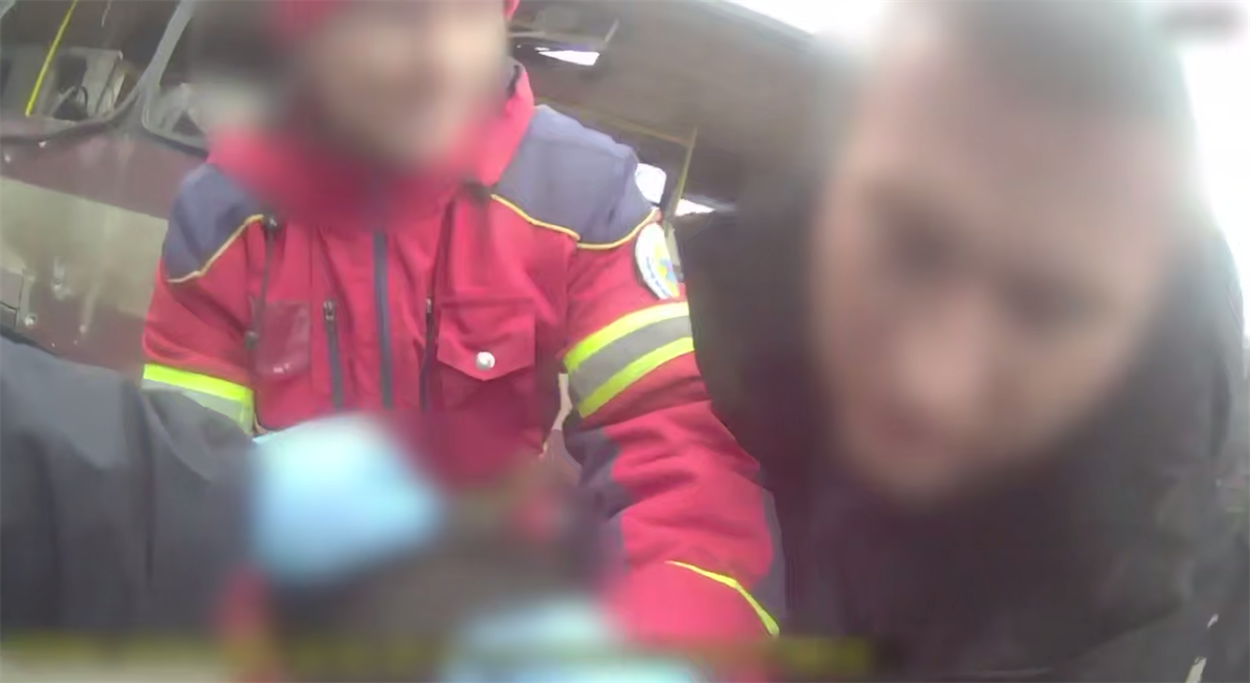 Віталій Петрик допомагає рятувальникам