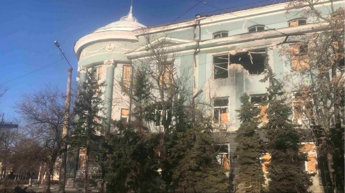 Корпусь морської академї в Херсоні після російського обстрілу