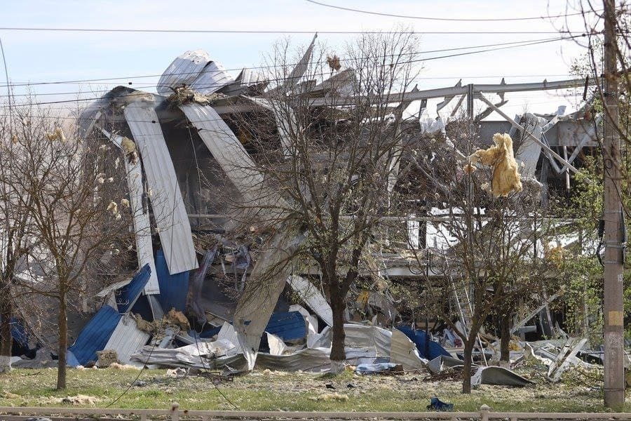 Зруйнований російським обстрілом льодовий палац у Херсоні