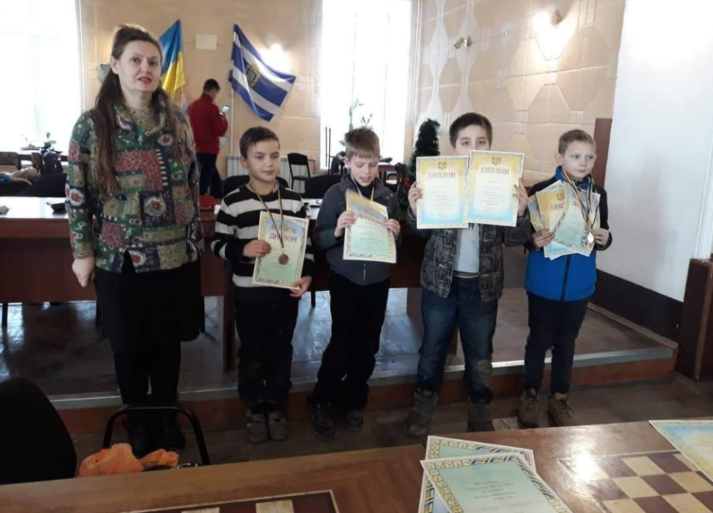 Ірина Куколева (ліворуч) проводить нагородження спортсменів у ХДЮСШ