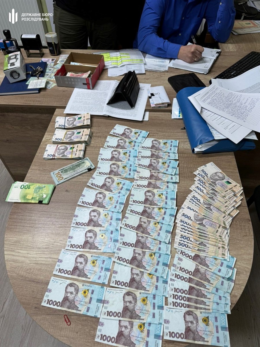 Фото з місця оголошення підозри