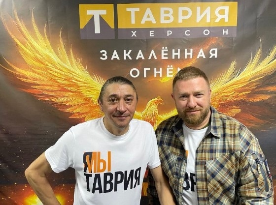 Ісмаїл (він же Володимир, він же Воха) Абдулаєв — ліворуч, в окупованому ще Херсоні, 2022 рік