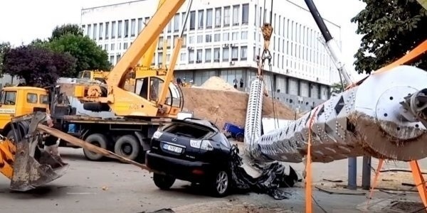 Щогла, яка впала на авто посадовця у 2021 році